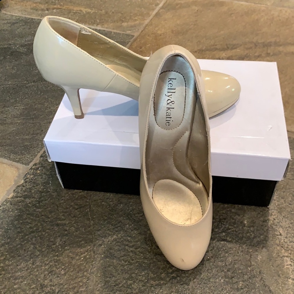Kellie & Katie Beige Patent Leather Shoes -SZ 7.5